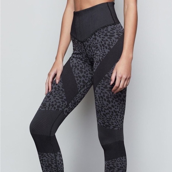Good American Active Leopard Seamless 7/8 Leggings Black/Gray Size 2/3 = M/L - Picture 4 of 13